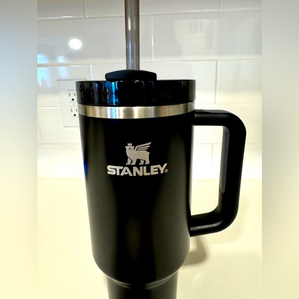 THE QUENCHER H2.0 FLOWSTATE TUMBLER | 40 OZ - MATTE BLACK - Retired Color